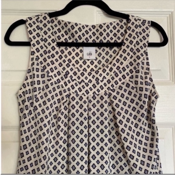 Women’s Navy and Cream CAbi Sleeveless Diamond Print Blouse Size Small - Picture 6 of 9